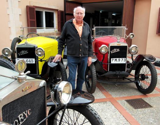Antonio Batle mit seinen drei Lorycs: Der passionierte Auto-Fan pflegt die fahrtüchtigen Exemplare in einer eigens für sie errichteten Garage. | Foto: Serge Cases